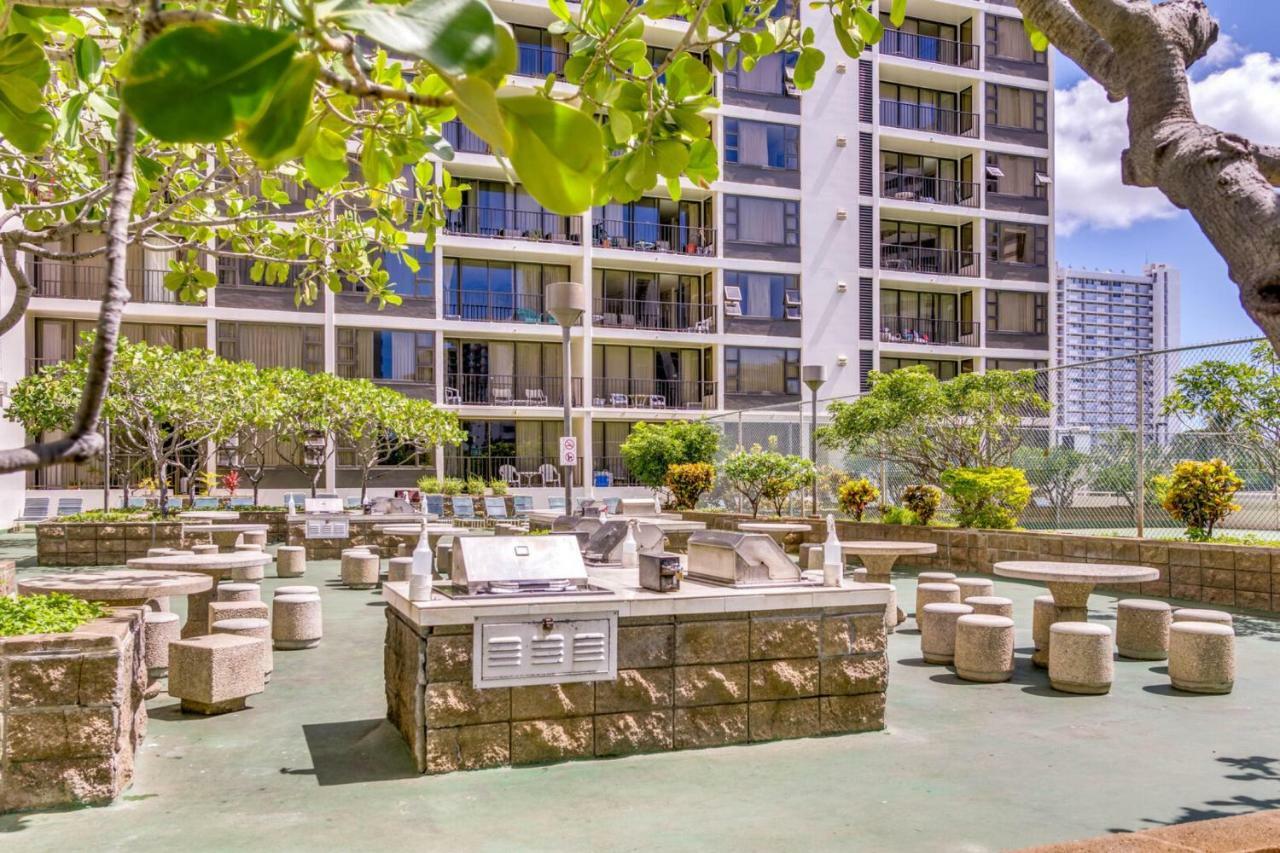 Waikiki Banyan by Koko Resorts Honolulu Bagian luar foto